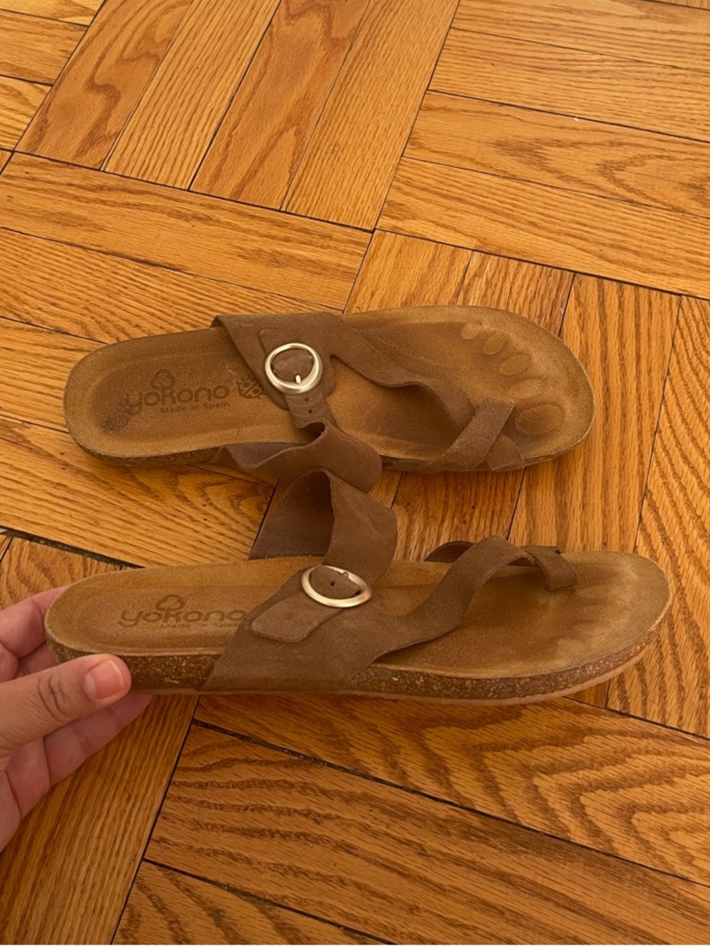 Yokono Brown Suede Toe-Loop Sandals